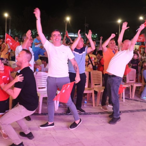 Koçarlılılar Çeyrek Final Heyecanını Dev Ekranda Hep Birlikte Yaşadılar
